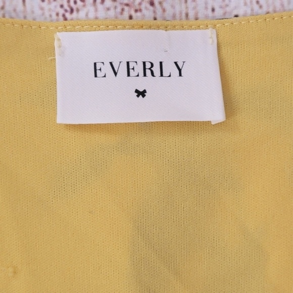 Beautiful Everly Vneck Yellow Floral Dress Size Small!! - Picture 9 of 10